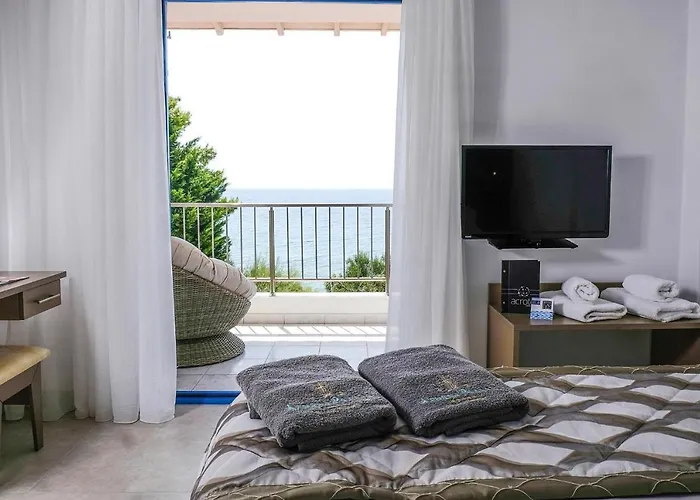 Apartment In Elia With A Shared Pool